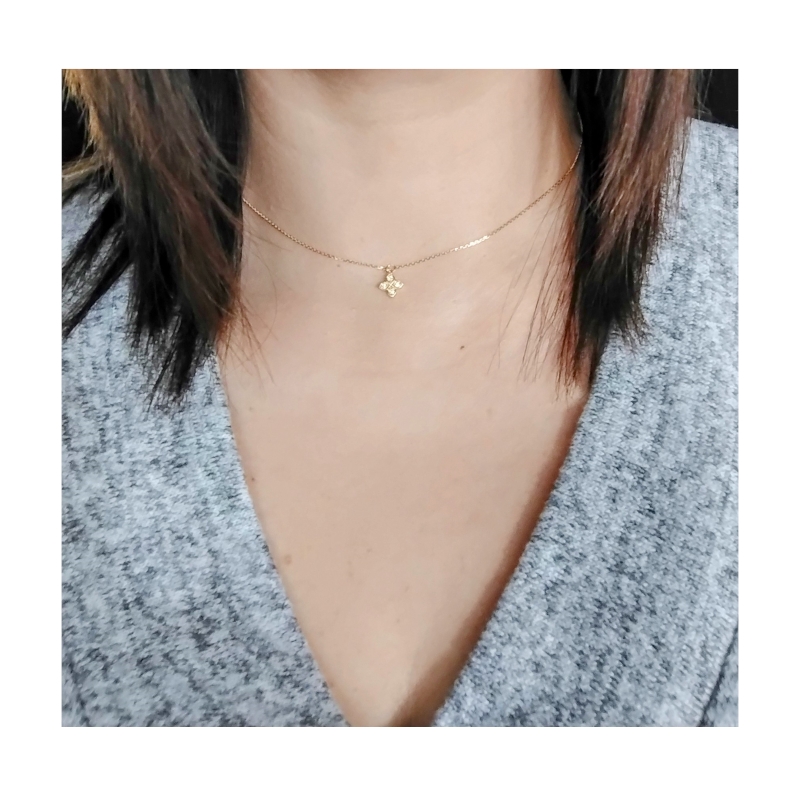 collier-femme-or-jaune-750-et-diamants-robbez-masson-3-7282-30-porte Collier Femme Or jaune 750/1000 et Diamants ROBBEZ MASSON, porté