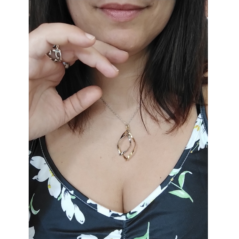 collier-femme-torsadé-acier-inoxydable-doré-robbez-masson-432242-porté Collier Femme torsadé bicolor Acier inoxydable doré ROBBEZ MASSON porté