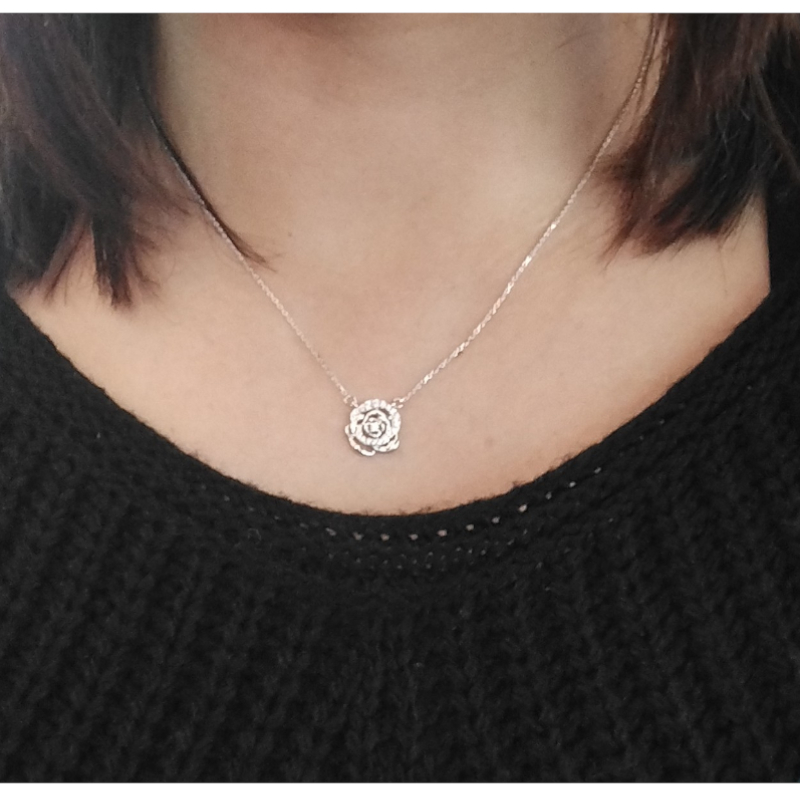 collier-fleur-femme-argent-925-et-oxydes-LOTUS-LP3136-1-1-porté Collier Femme Fleur Argent 925/1000 et Oxydes de zirconium LOTUS LP3136-1/1 porté