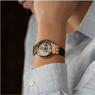 Montre Skeleton Automatique Femme FESTINA Acier inoxydable noir et rose F20581/3 portée