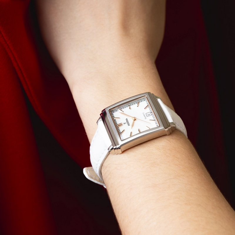 montre-FESTINA-Femme-rectangulaire-cuir-blanc-et-acier-inoxydable-F20682-1-portée Montre » On the Square » Femme Cuir blanc et Acier inoxydable FESTINA F20682/1 portée