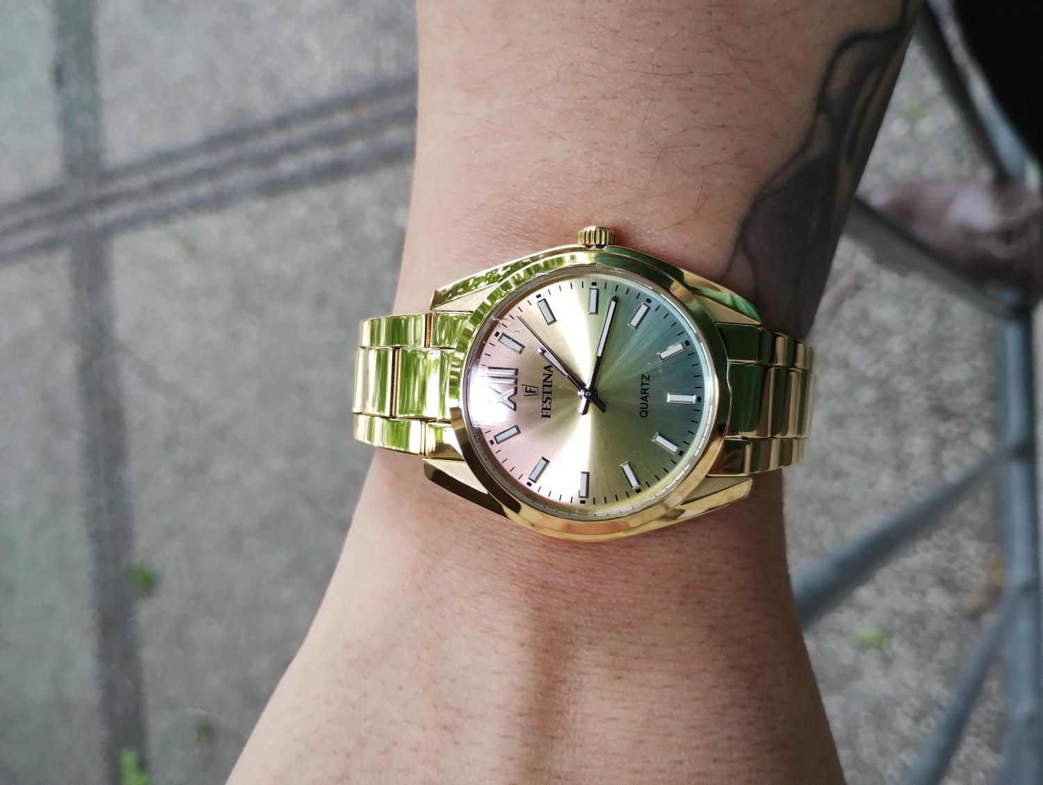 Montre » Boyfriend » multicolore Femme Acier inoxydable doré FESTINA F20640/7 portée