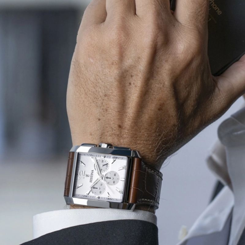 montre-FESTINA-homme-rectangulaire-acier-inoxydable-et-cuir-marron-F20636-1-portée Montre » On the Square » Homme Acier inoxydable et Cuir marron FESTINA F20636/1 portée