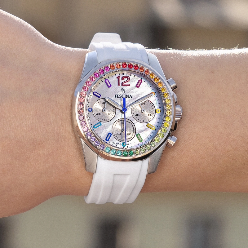 montre-Rainbow-femme-FESTINA-acier-inoxydable-et-caoutchouc-blanc-F20610-2-portée Montre Femme Rainbow Acier inoxydable et caoutchouc blanc FESTINA F20610/2 portée