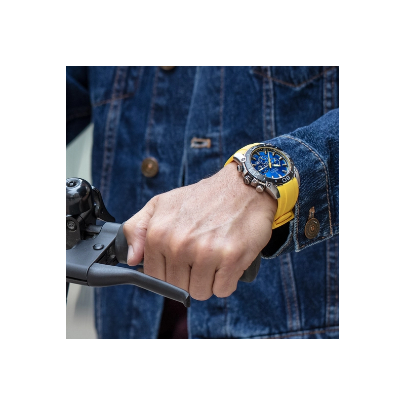 montre-chrono-bike-homme-acier-inoxydable-et-caoutchouc-jaune-FESTINA-F20544-4-portée Montre Chrono Bike Homme, Acier inoxydable et Caoutchouc jaune FESTINA F20544/4 portée