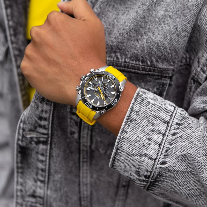 montre-chrono-bike-homme-acier-inoxydable-et-caoutchouc-jaune-FESTINA-F20544-7-portée Montre Chrono Bike Homme, Acier inoxydable et Caoutchouc jaune FESTINA F20544/7 portée
