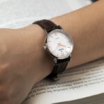 Montre Classique Femme Acier inoxydable et Cuir marron FESTINA F20691/2 portée