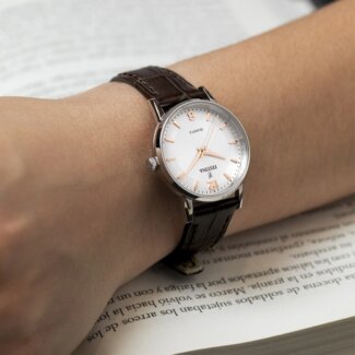 Montre Classique Femme Acier inoxydable et Cuir marron FESTINA F20691/2 portée