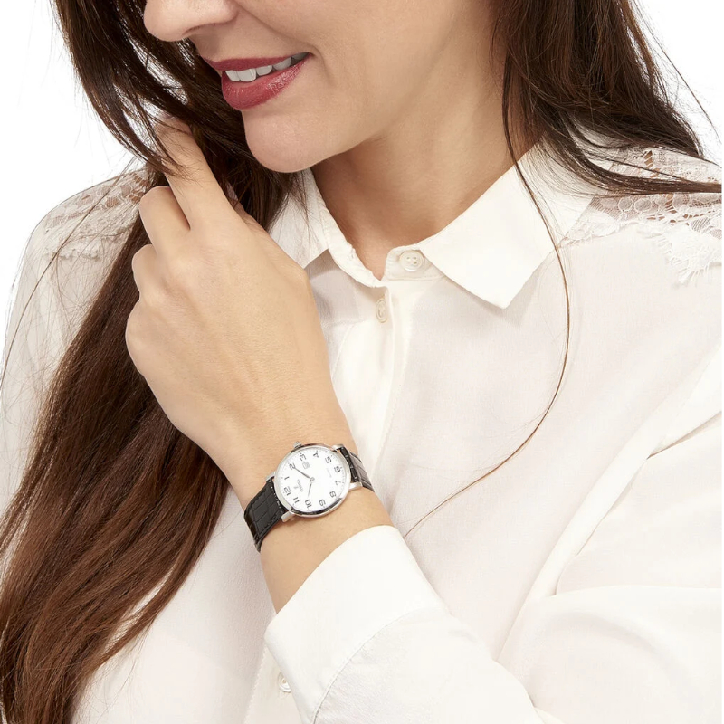 montre-classique-femme-FESTINA-acier-inoxydable-et-cuir-noir-F16477-1-portée Montre Classique Femme Acier inoxydable et Cuir noir FESTINA F16477/1 portée