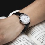 Montre Classique Femme Acier inoxydable et Cuir noir FESTINA F20691/1 portée