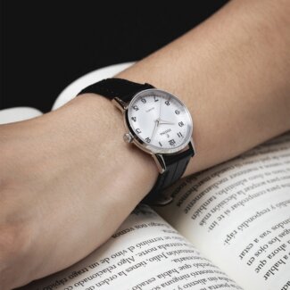 Montre Classique Femme Acier inoxydable et Cuir noir FESTINA F20691/1 portée