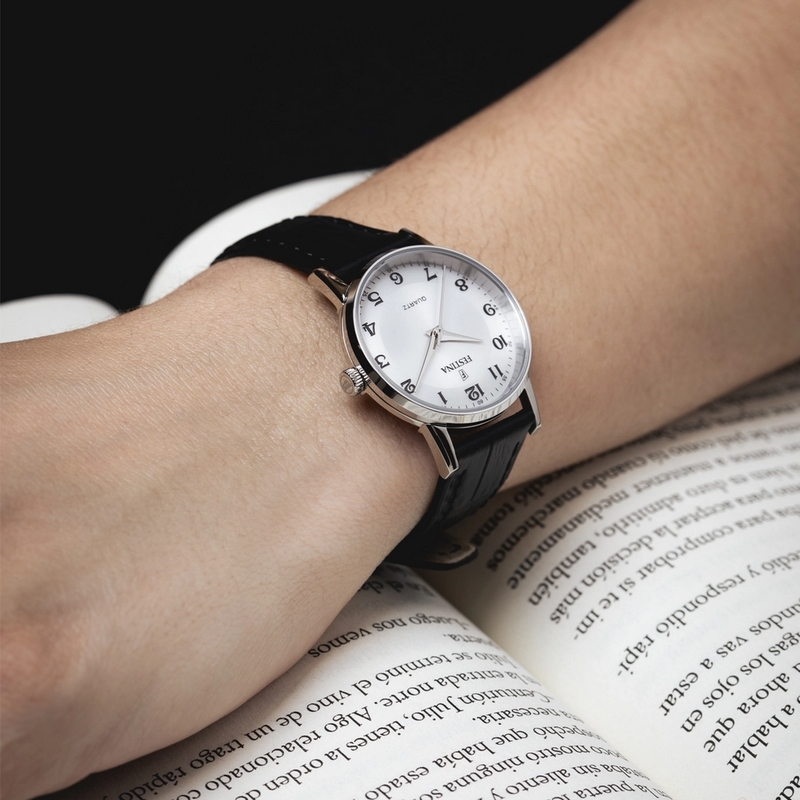 montre-classique-femme-FESTINA-acier-inoxydable-et-cuir-noir-F20691-1-portée Montre Classique Femme Acier inoxydable et Cuir noir FESTINA F20691/1 portée