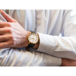 Montre Classique Homme Acier inoxydable doré et Cuir noir FESTINA F16478/1 portée