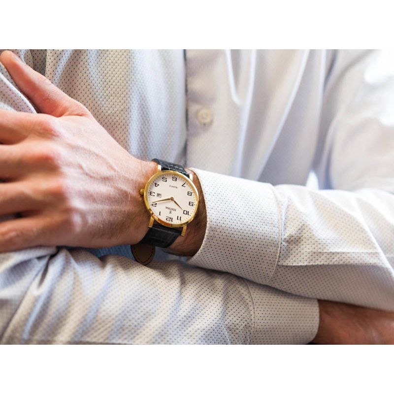 montre-classique-homme-FESTINA-cuir-noir-et-acier-inoxydable-doré-F16478-1-portée Montre Classique Homme Acier inoxydable doré et Cuir noir FESTINA F16478/1 portée
