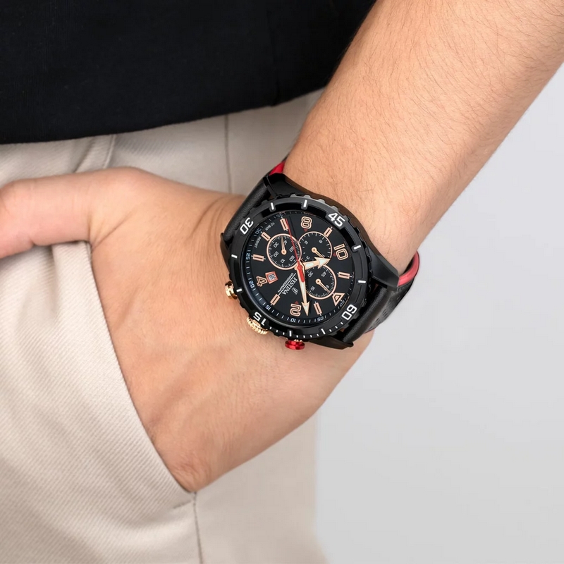 montre-homme-FESTINA-cuir-noir-et-acier-inoxydable-F20519-4-portée Montre Chronographe Homme, Acier inoxydable et Cuir noir FESTINA F20519/4 portée