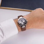 Montre Homme NEWPORT HERBELIN Chronographe, Acier inoxydable et Cuir marron 37658AP24MA portée