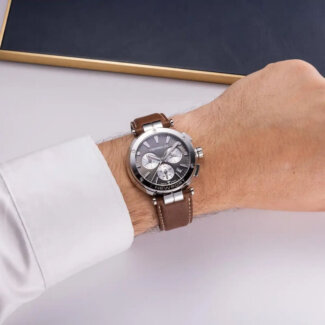 Montre Homme NEWPORT HERBELIN Chronographe, Acier inoxydable et Cuir marron 37658AP24MA portée