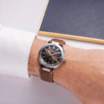 Montre Homme NEWPORT HERBELIN, Acier inoxydable et Cuir marron 12288A27MA portée