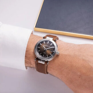 Montre Homme NEWPORT HERBELIN, Acier inoxydable et Cuir marron 12288A27MA portée