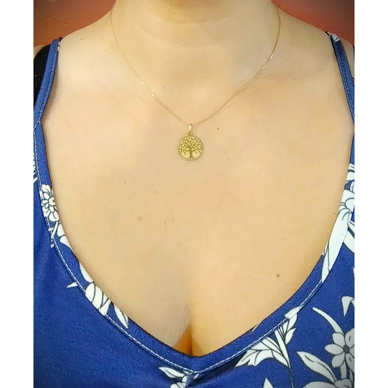 pendentif-médaille-arbre-de-vie-or-jaune-750-robbez-masson-AY1009-porté Pendentif Femme Arbre de vie Or jaune 750/1000 ROBBEZ MASSON, porté