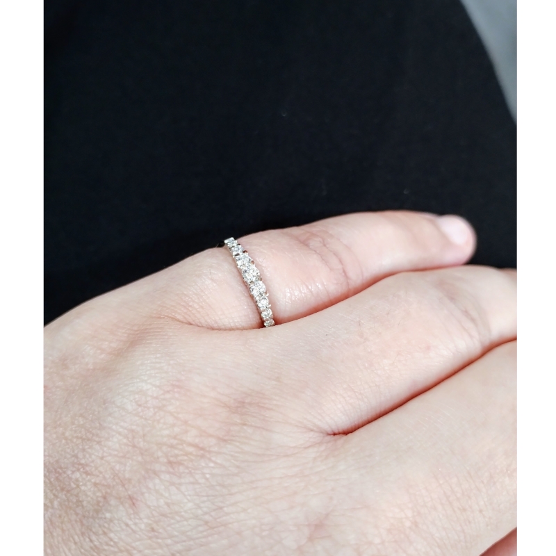 Alliance-Femme-Platine-et-Diamants-FACET-R8105FMTWNQ14-portée Alliance Platine et Diamants R8105FMTWNQ14 FACET, portée.