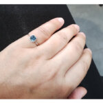 Bague Or blanc, Topaze et Diamants RG740FMNWA014 FACET, portée.