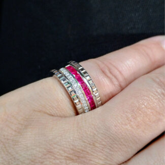 Bague Or blanc, Rubis et Diamants RE877FMNWAQ14 FACET, portée.