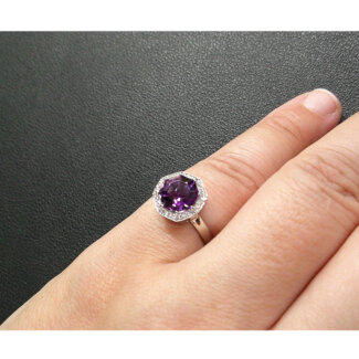 Bague Femme Platine, Améthyste et Diamants FACET RF906FMTWNQ14, portée.