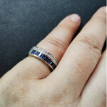 Bague Femme Platine, Saphirs et Diamants FACET, portée.