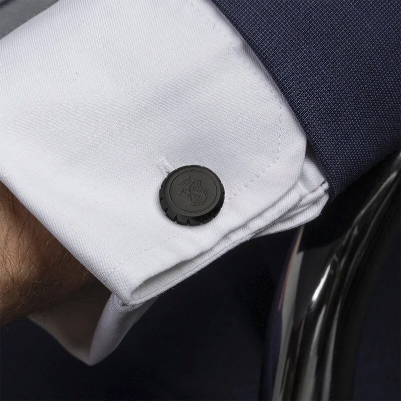 Boutons de manchette FESTINA Noir FCJ126/A, portés.