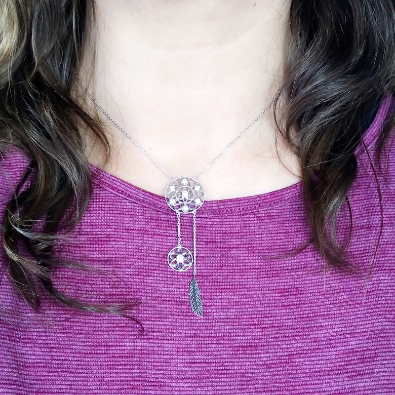 collier-femme-attrape-reve-argent-rhodié-robbez-masson-332320-1-porté Collier Attrape rêve Argent rhodié et Oxydes de zirconium ROBBEZ MASSON, porté.