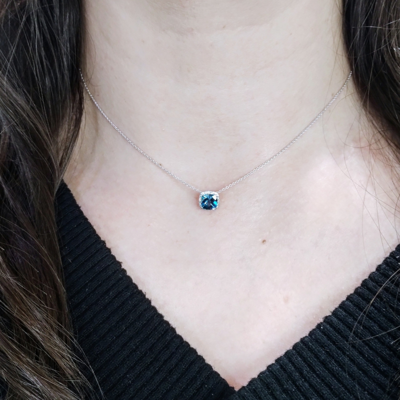 collier-femme-or-blanc-750-diamants-et-topaze-london-blue-FACET-P8735FMNWA-porté Collier Or blanc, Topaze et Diamants P8735FMNWA842 FACET, porté.