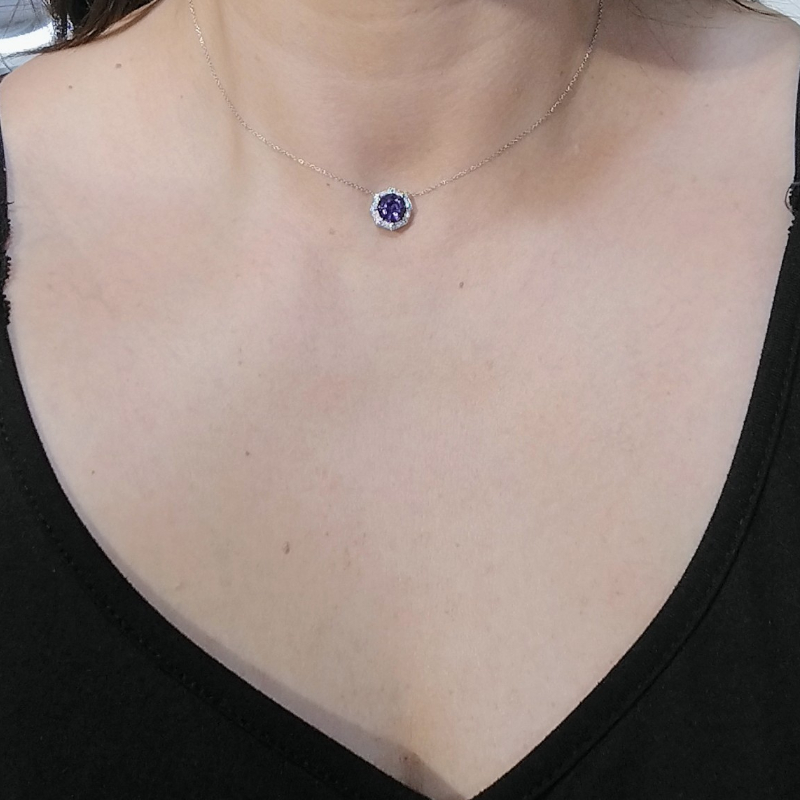 collier-femme-platine-950-amethyste-et-diamants-FACET-P8350FMTWNCQ0-porté Collier Femme Platine, Améthyste et Diamants FACET P8350FMTWNCQ0, porté.