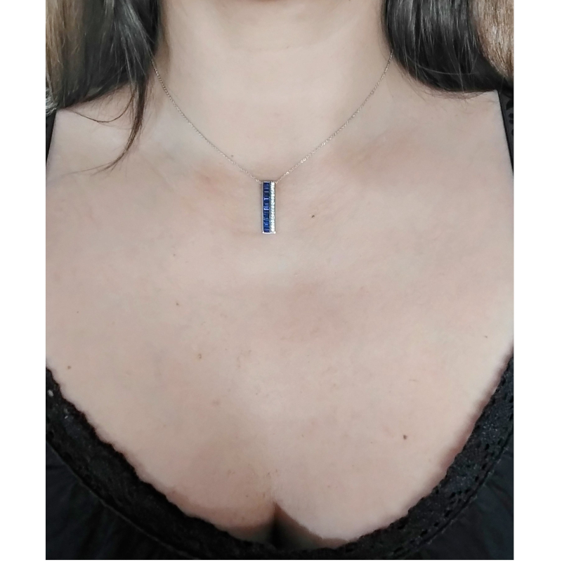 collier-femme-platine-950-saphirs-et-diamants-FACET-P8010FMTWNCQO-porté Collier Femme Platine, Saphirs et Diamants FACET P8010FMTWNCQ0, porté.