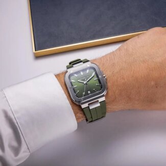 Montre Homme, Cap Camarat Square HERBELIN, Acier inoxydable et Elastomère FKM kaki 12246A116CK portée