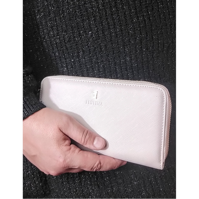 portefeuille-pochette-femme-cuir-ivoire-FESTINA-FM124-J-porté Portefeuille Femme FESTINA FM124/J écru, porté.