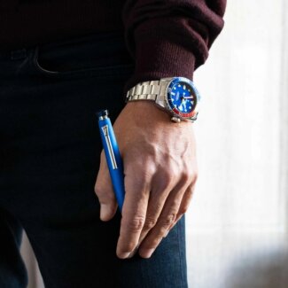 Stylo à bille FESTINA bleu et gris encre noire FWS4104/M porté