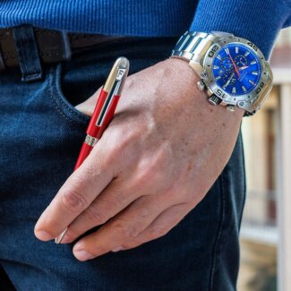 Stylo à bille rouge FESTINA FWS4110/P classique, encre noir, main.